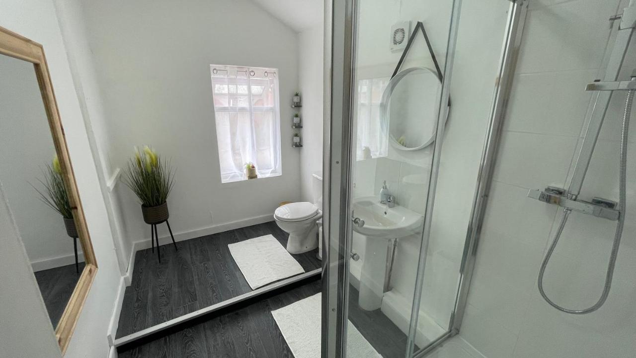 Spacious 6 Bed Home Near City & Albion Stadium Perfect For Contractors! 伯明翰 外观 照片