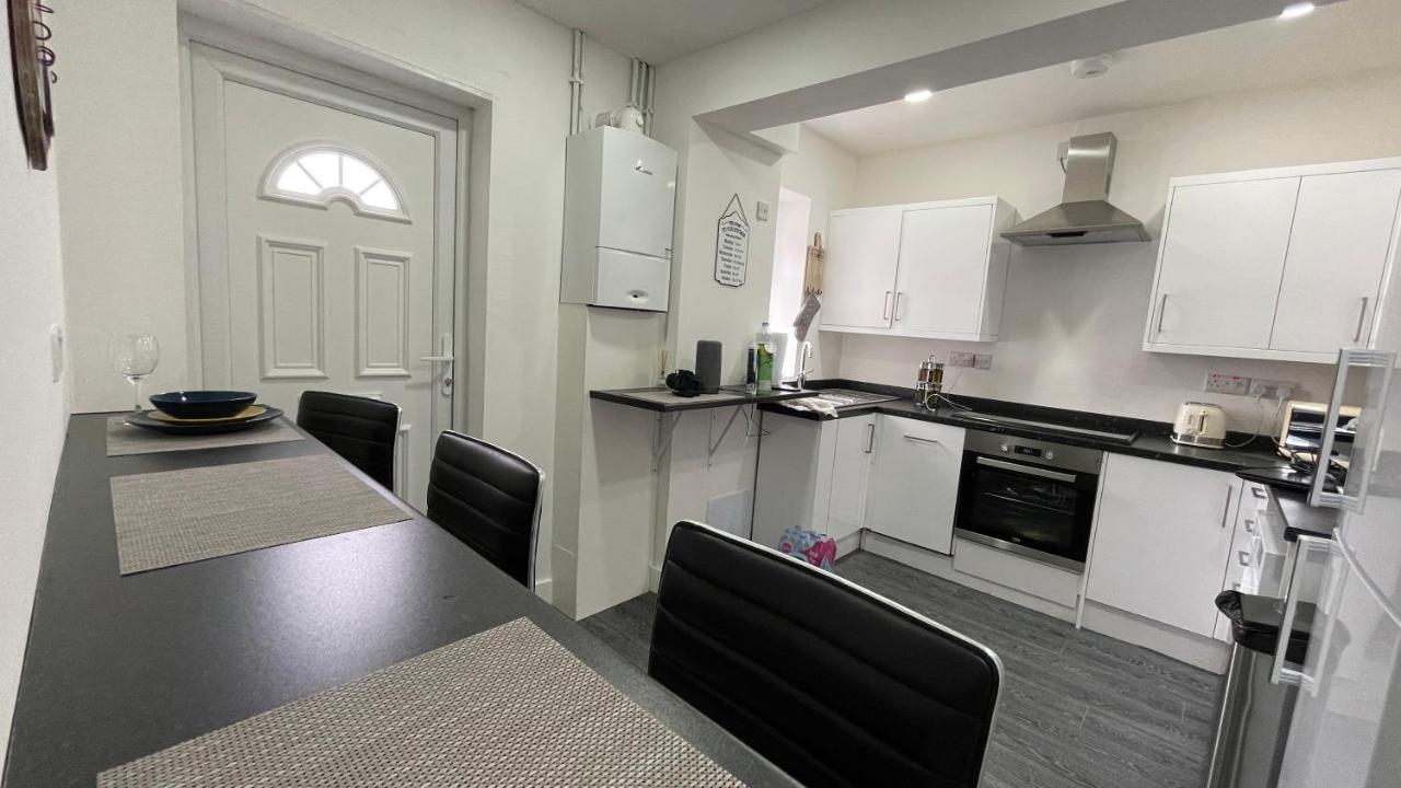 Spacious 6 Bed Home Near City & Albion Stadium Perfect For Contractors! 伯明翰 外观 照片